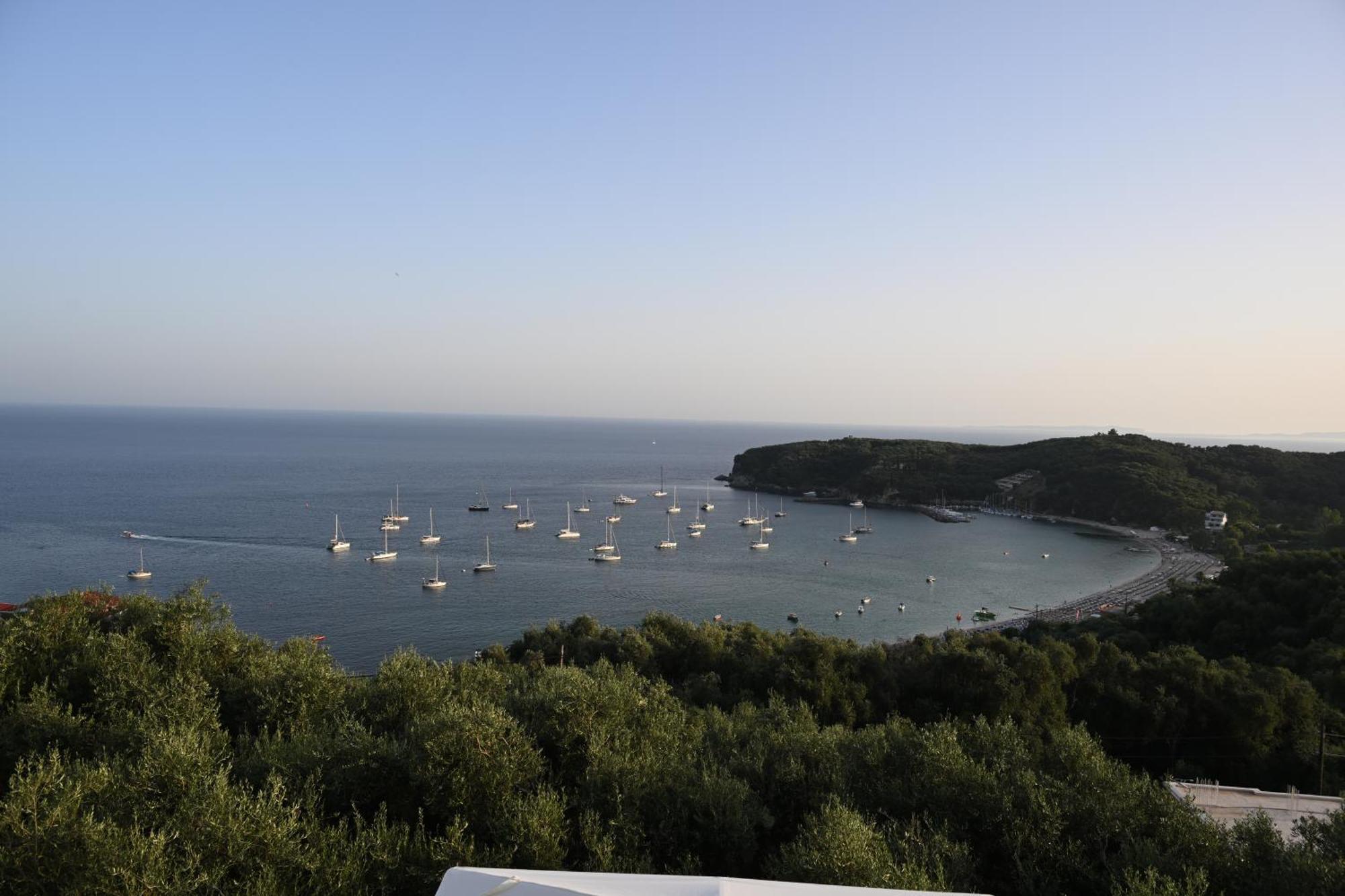Livinghome Suites Parga Exterior photo